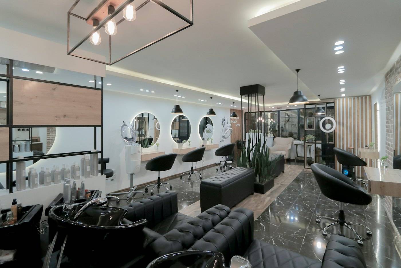 Geniş, aydınlık salon ve bekleme koltukları