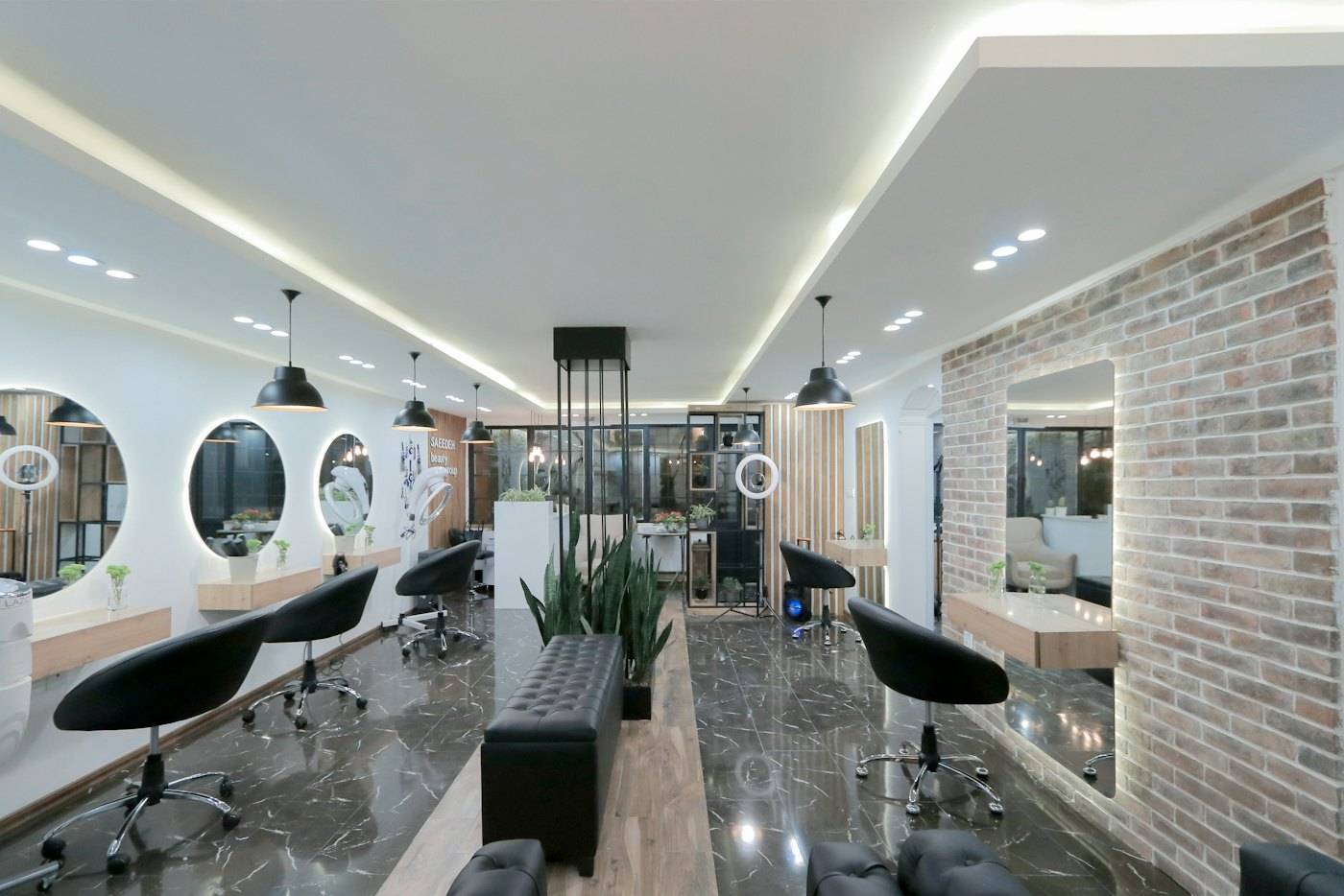 Yuvarlak aynalı, tuğla duvarlı salon